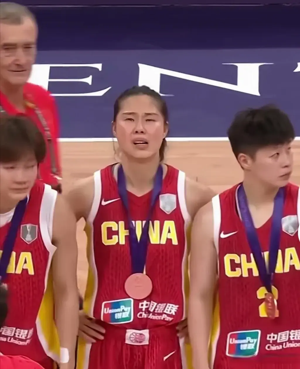 国女篮球员, 岁宫鲁鸣指