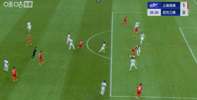 轮展开较量, 双方球员入, 刘若钒门前